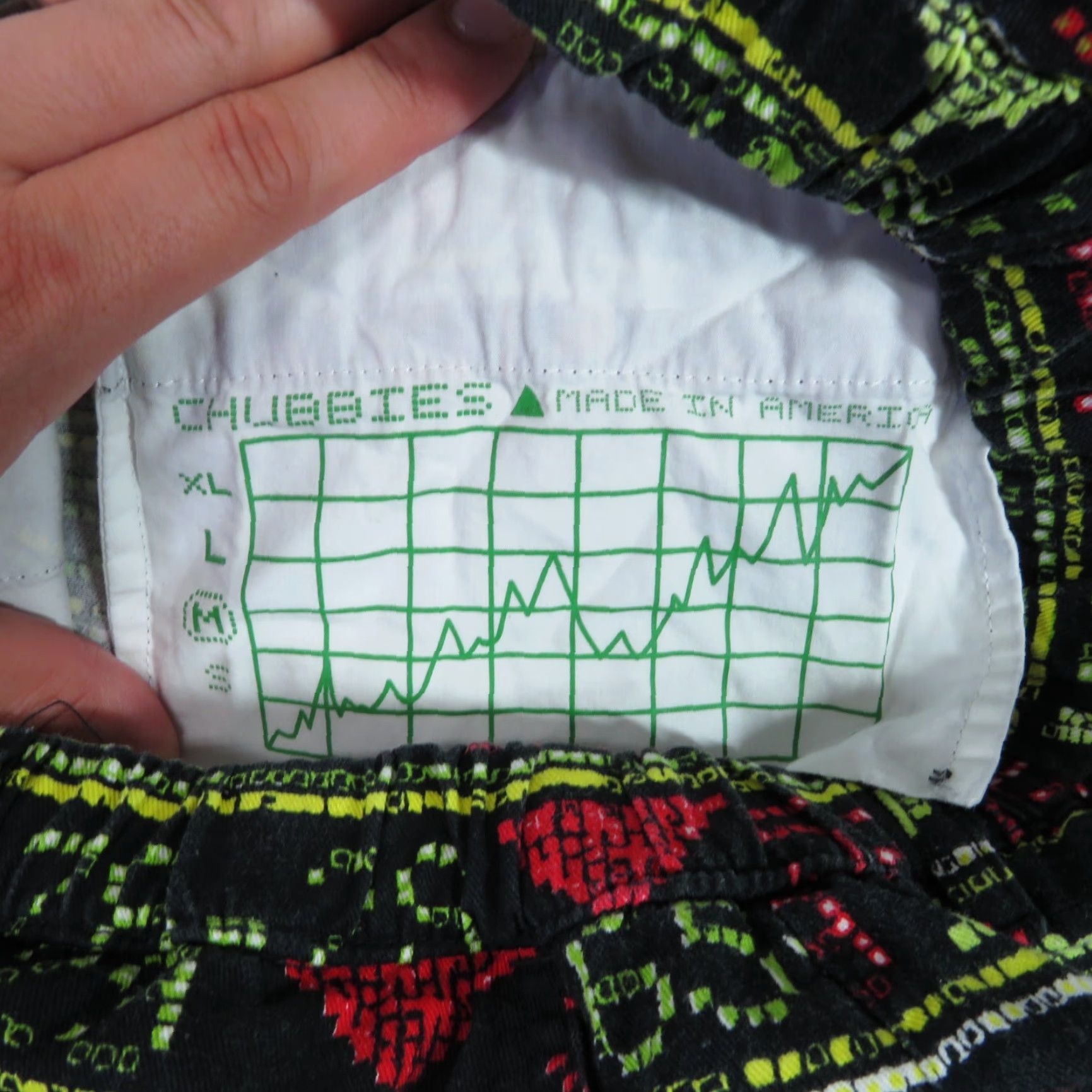 Chubbies Chubbies Shorts Men Medium 5" Black Lime Red Aztec Graphic Tribal Print Geometric Pattern Casual Size US 30 / EU 46 - 5 Thumbnail