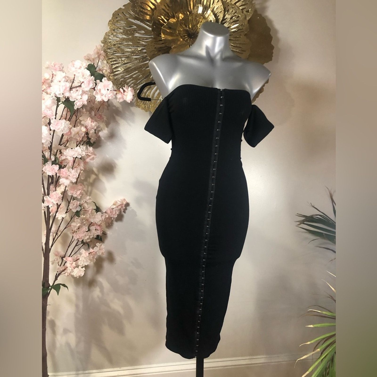 Reformation Reformation Dress Body con front clasp row design Size M / US 6-8 / IT 42-44 - 2 Thumbnail