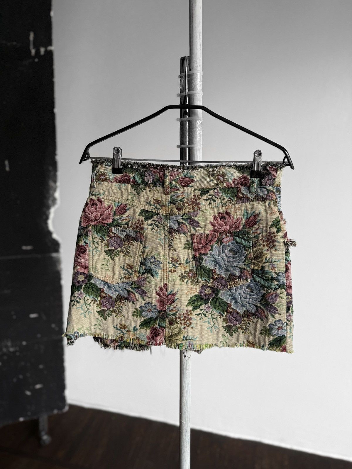 Zara Zara Womens Floral Tapestry Denim Skirt High Waist Raw Hem Size 30" / US 8 / IT 44 - 2 Thumbnail