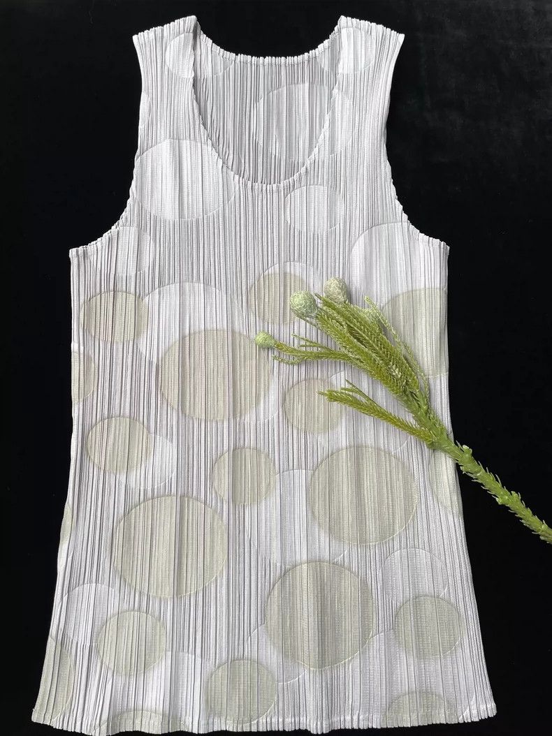 Issey Miyake Issey Miyake size:3 Grey pleated dinosaur egg vest Size M / US 6-8 / IT 42-44 - 2 Thumbnail