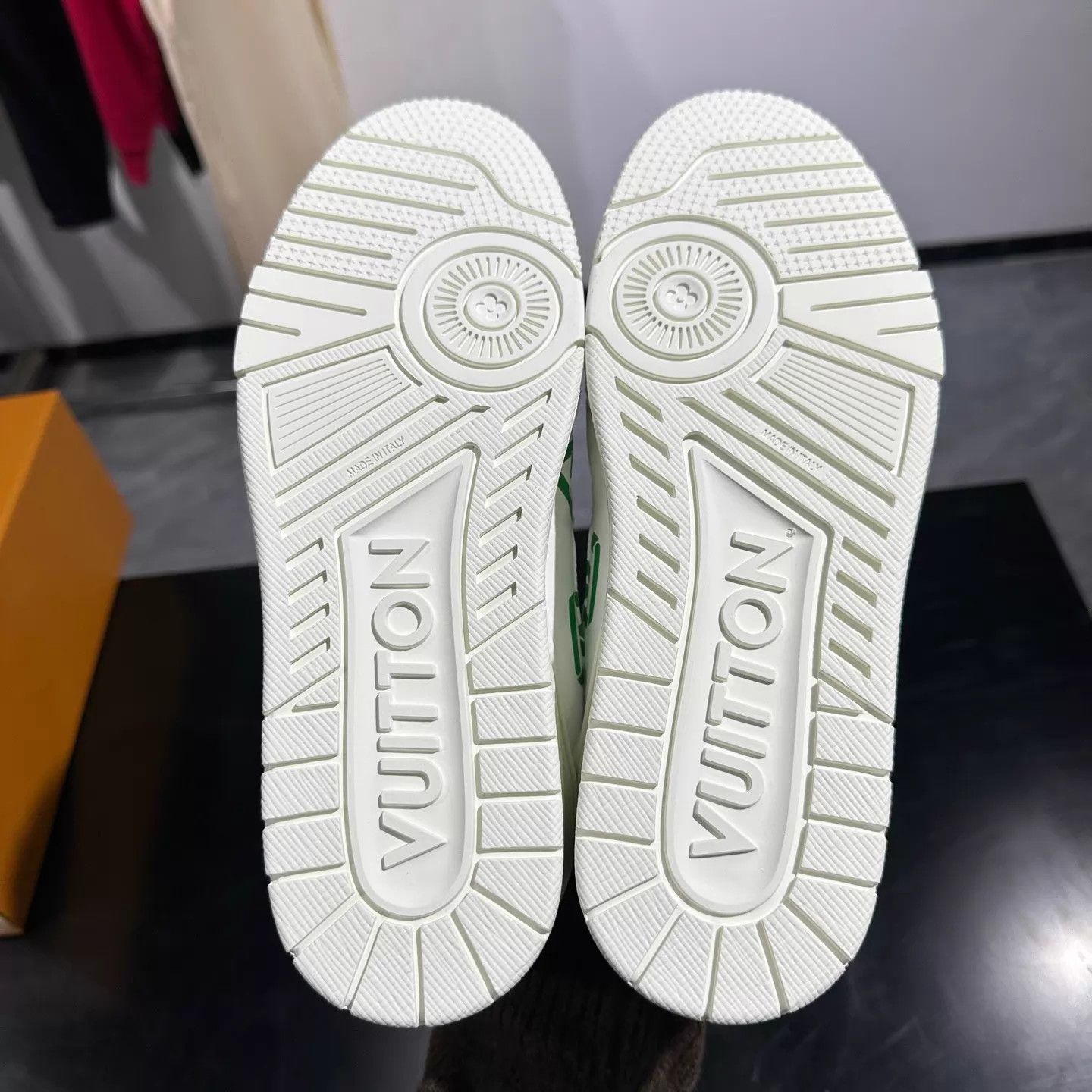 Louis Vuitton Louis Vuitton Trainer White Green 40.5 (UK6.5) Size US 7.5 / EU 40-41 - 4 Thumbnail