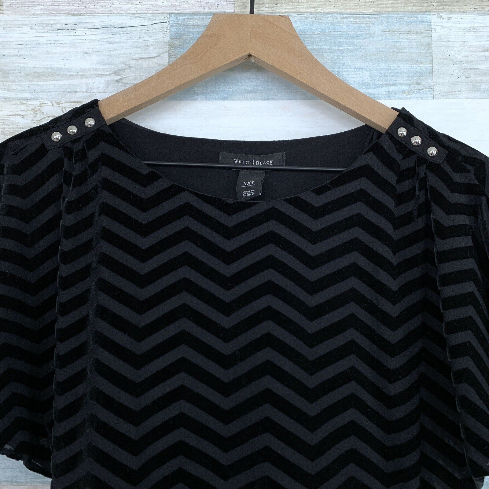 White House Black Market White House Black Market Velvet Chevron Blouse Black XXS Size XXS / US 00 / IT 34 - 2 Thumbnail