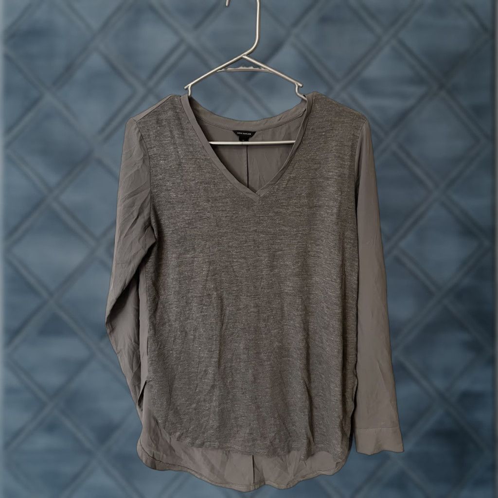 Vintage Ann Taylor Blouse Shirt - Women’s Gray Long Sleeve V-Neck S - Regular Fit, Polyester Chiffon, Button Detail, Classic Style Size S / US 4 / IT 40 - 1 Thumbnail