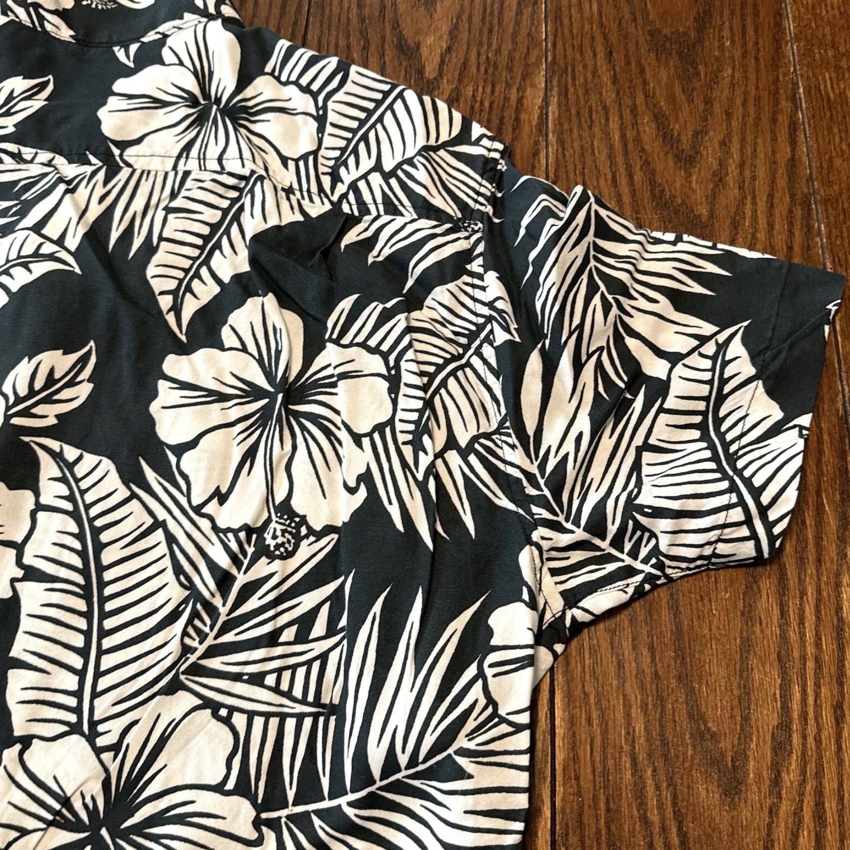 Chubbies Chubbies Hawaiian Short Sleeve Button Shirt Large Black And White Hibiscus Palms Size US L / EU 52-54 / 3 - 3 Thumbnail