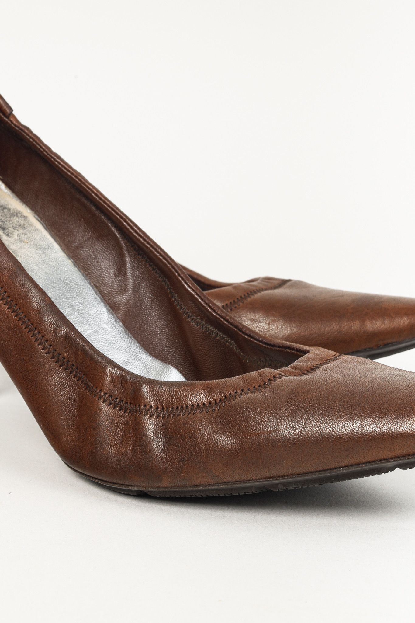 Prada Prada Brown Leather Scrunch Pointed Toe Pumps Size US 7.5 / IT 37.5 - 7 Thumbnail