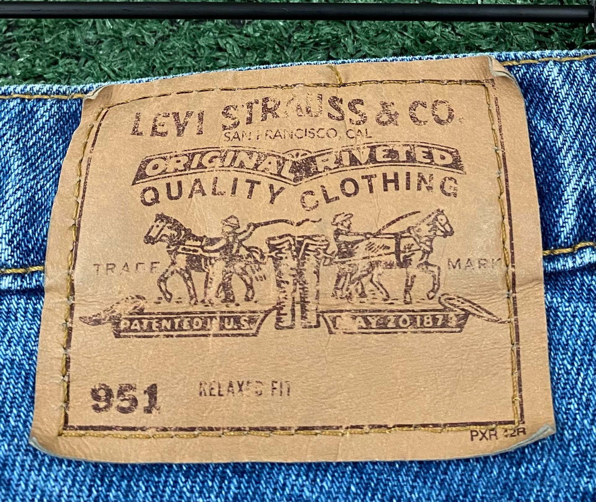 Levi's 90’s Levi’s 951 Brown Tab Relaxed Fit Jean Shorts 34” Waist Size 34" / US 12 / IT 48 - 7 Thumbnail