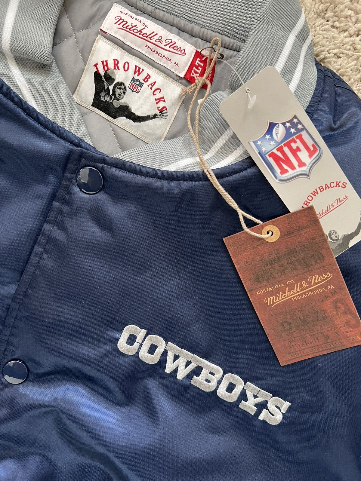 Mitchell & Ness Dallas Cowboys Mitchell Ness Throwback Quilted Satin Jacket Size US XL / EU 56 / 4 - 2 Thumbnail