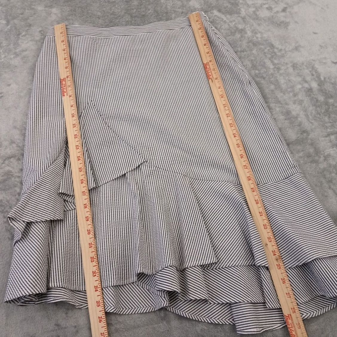 Banana Republic BN Banana Republic Skirt Midi Gray Seersucker Striped Lined Ruffle Size 6 Womens Regular Size 28" / US 6 / IT 42 - 3 Thumbnail