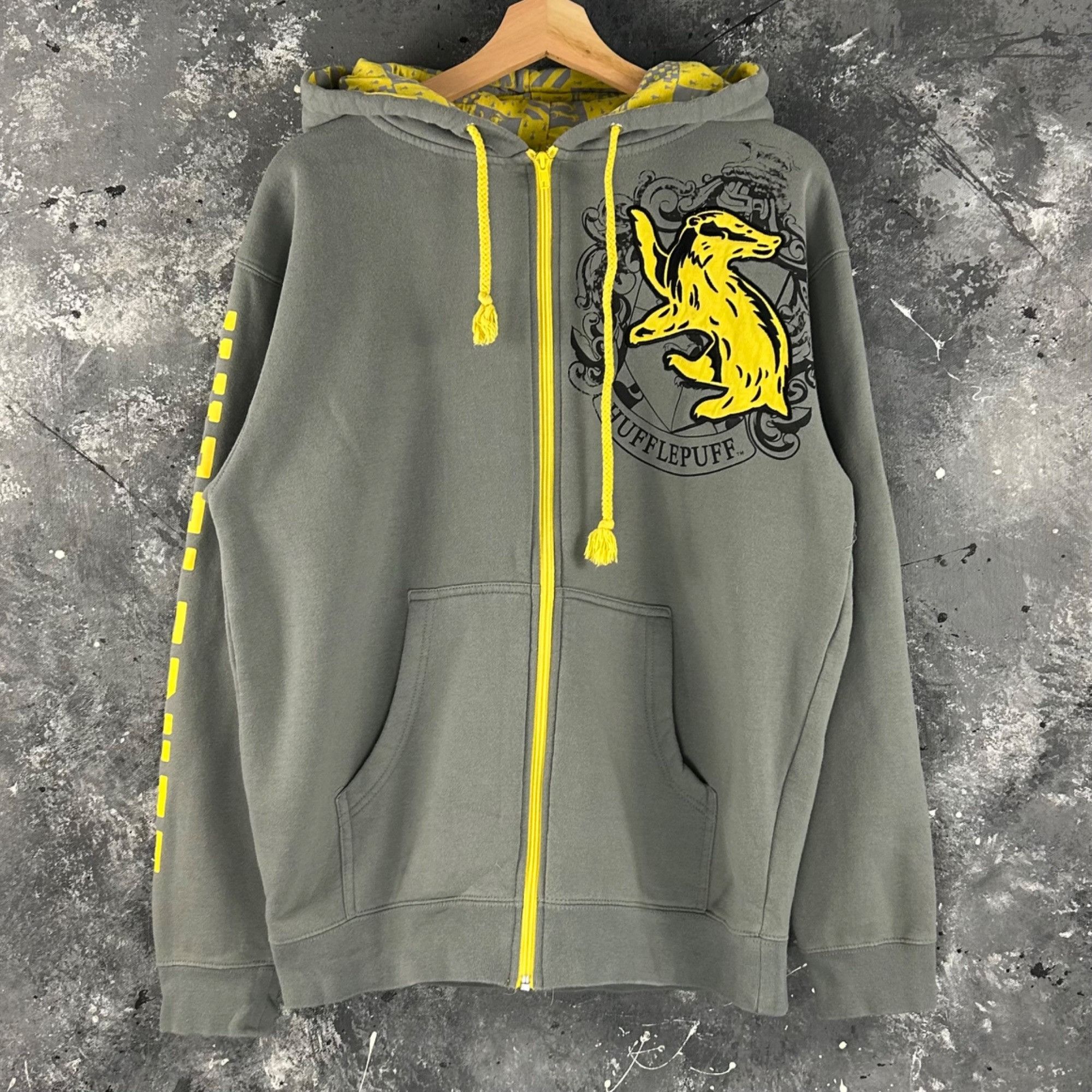 Universal Studios Harry Potter Hufflepuff Gray hoodie Size US M / EU 48-50 / 2 - 1 Thumbnail