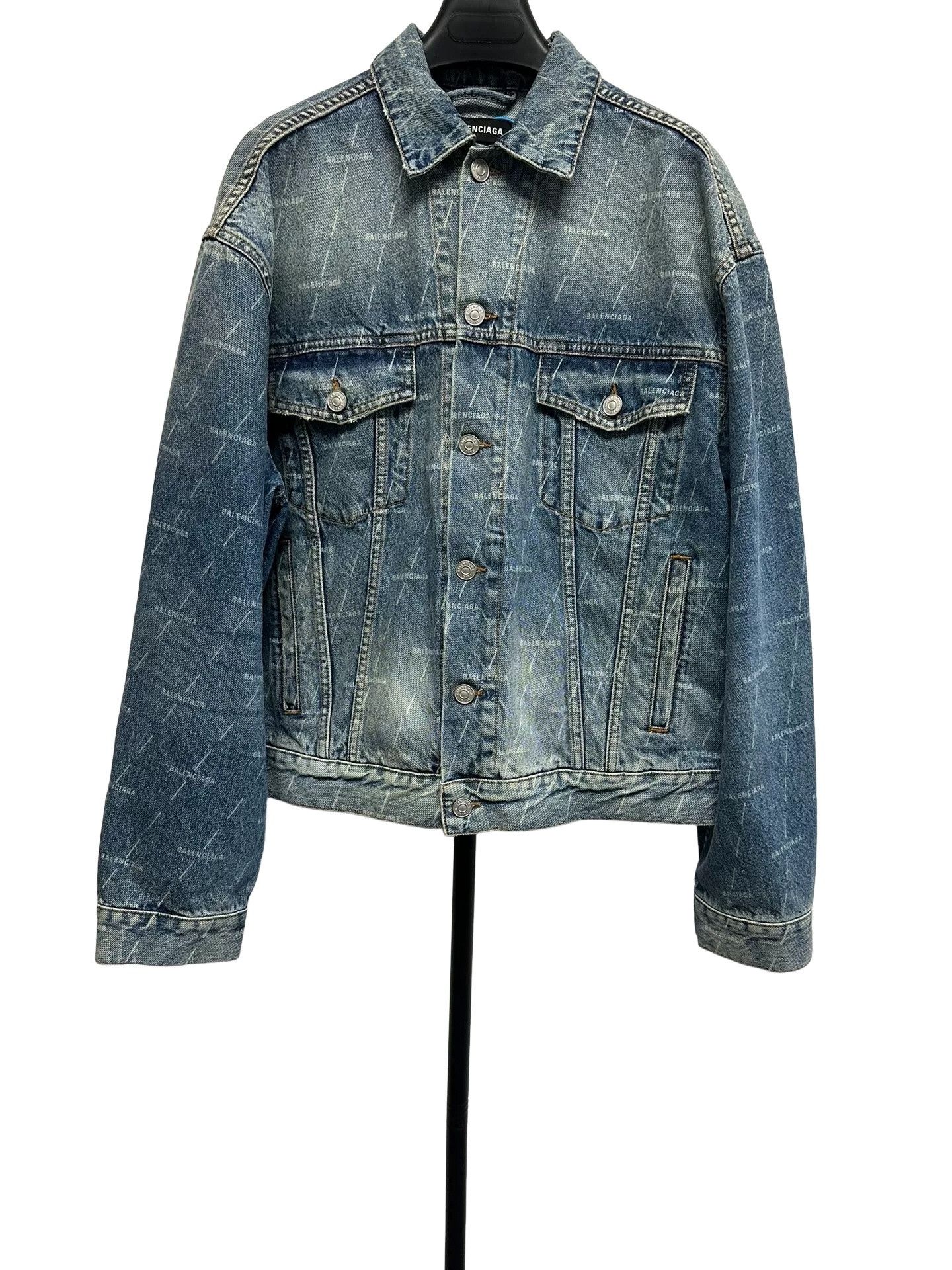 Balenciaga Balenciaga All-Over Logo Denim Jacket Size 44 Size US S / EU 44-46 / 1 - 1 Thumbnail