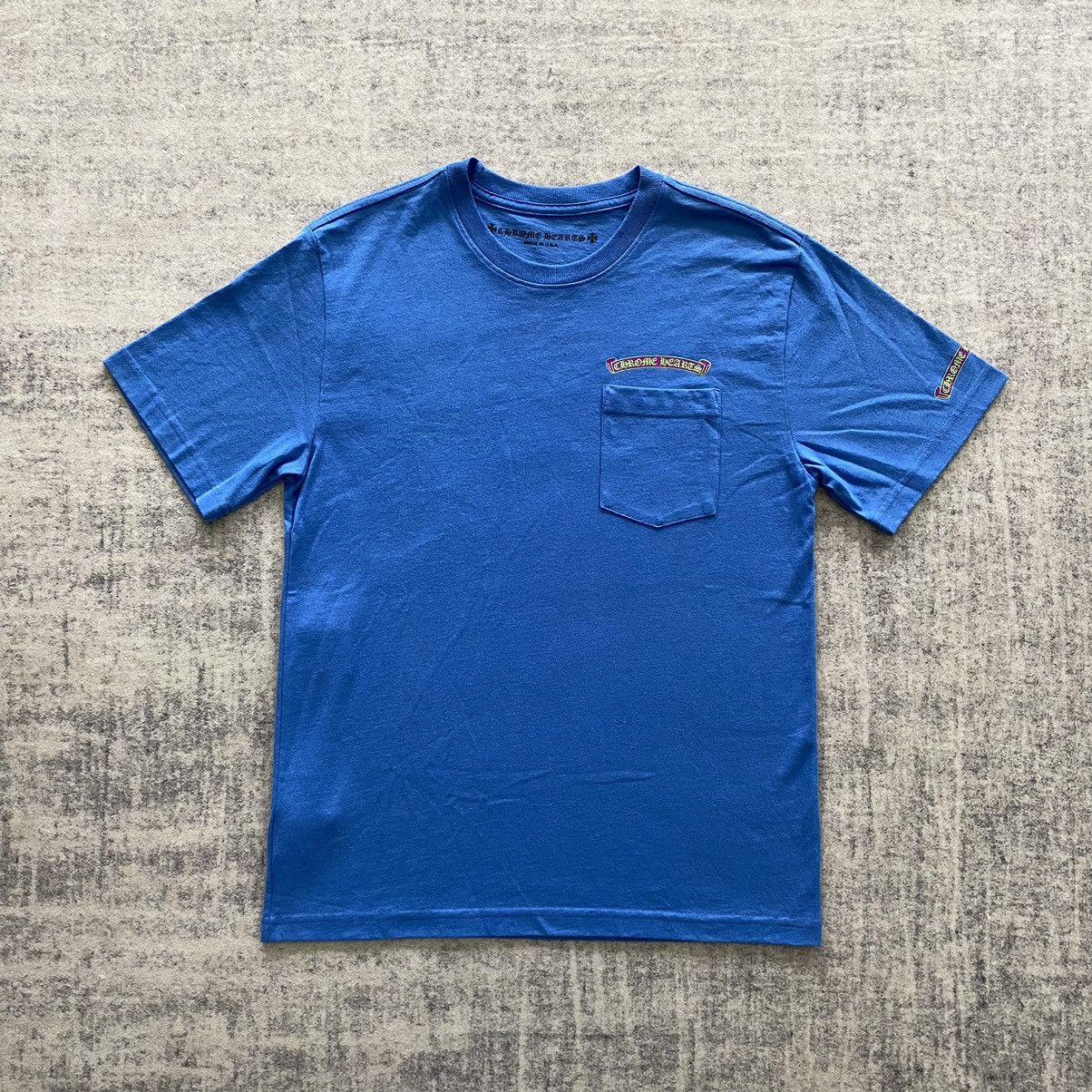 トップス CHROME HEARTS SCROLL LOGO ARMBAND T Chrome Hearts Blue Scroll Tee | SHENGLI ROAD MARKET