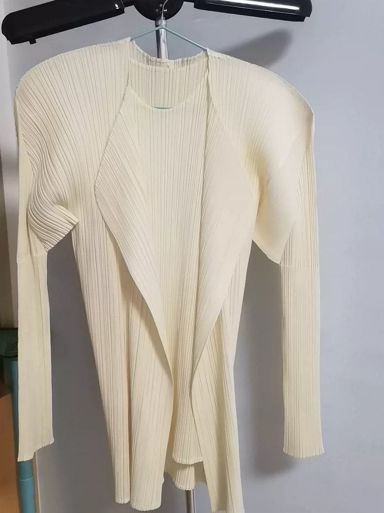 Issey Miyake Issey Miyake A beige pleated cardigan Size XL / US 12-14 / IT 48-50 - 1 Thumbnail