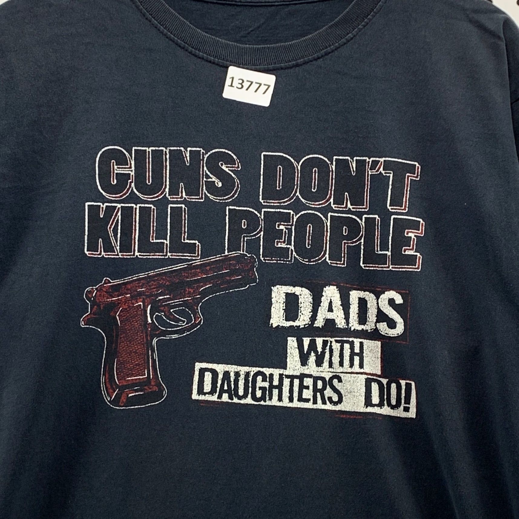 Vintage VINTAGE Unbranded Shirt Adult Black Short Sleeve Guns Dont Kill People Dads With Daughters Do M Crew Neck Graphic 2010s Dad Funny Mens Size US M / EU 48-50 / 2 - 5 Thumbnail