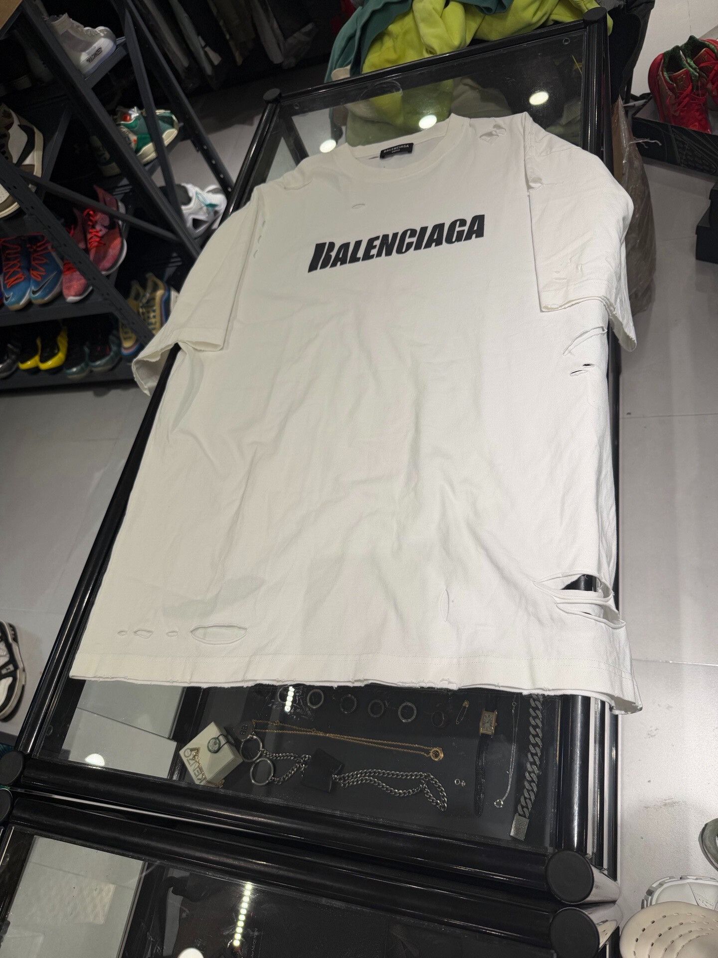 Balenciaga balenciaga classic distressed logo t-shirt Size US S / EU 44-46 / 1 - 1 Thumbnail
