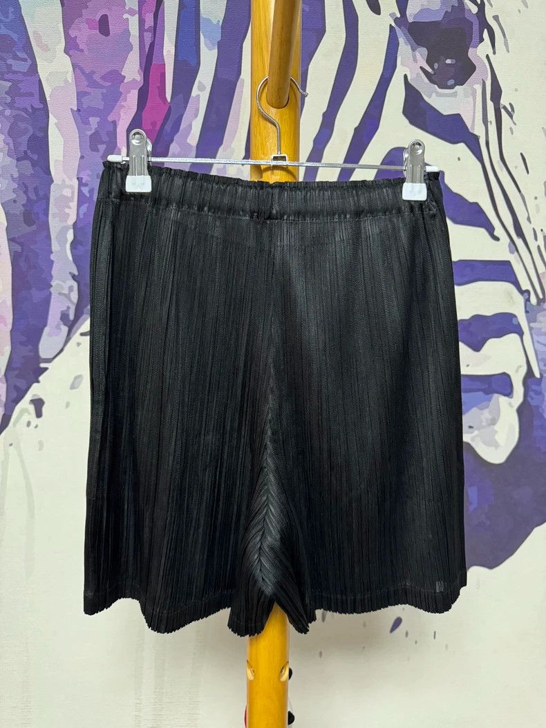 Issey Miyake Issey Miyake size:3 Black pleated shorts Size US 26 / EU 42 - 2 Thumbnail