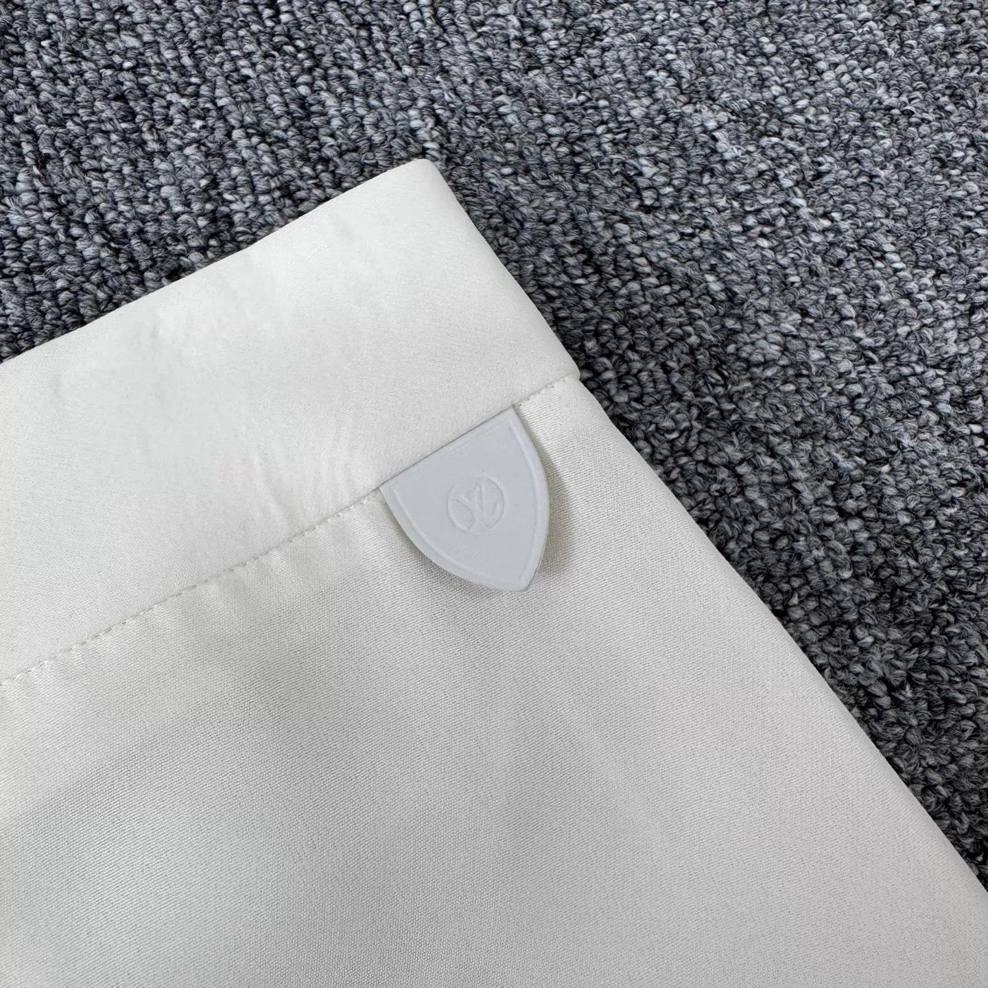 Louis Vuitton Louis Vuitton white silk shorts 36 new with tags Size 26" / US 2 / IT 38 - 5 Thumbnail