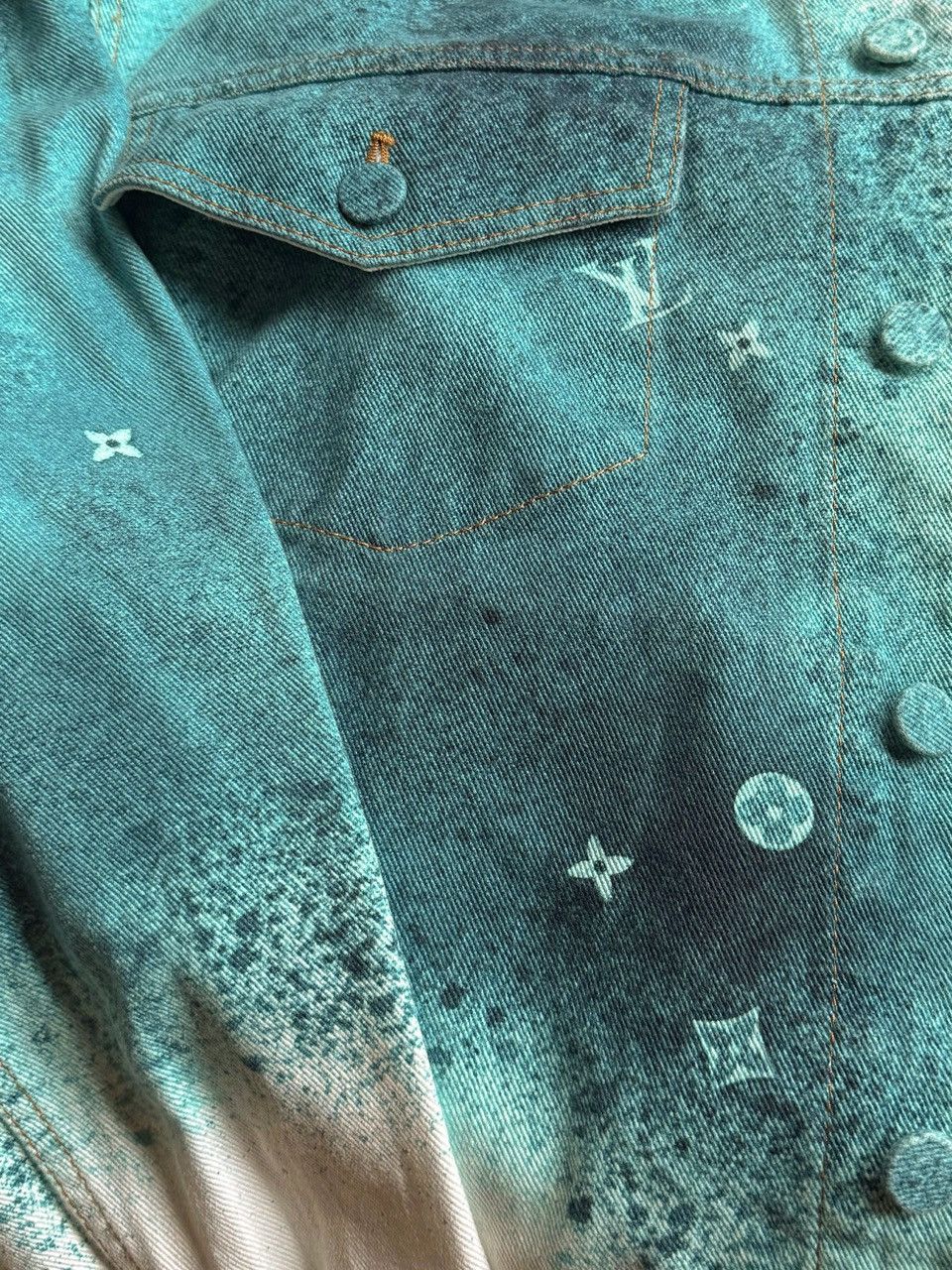 Louis Vuitton Louis Vuitton SS23 Turquoise Spray LV White Denim Jacket Size US L / EU 52-54 / 3 - 4 Thumbnail