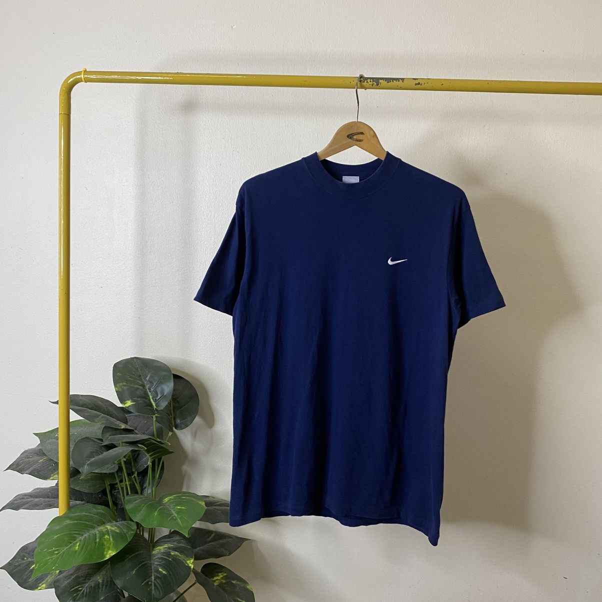 Nike Vintage 2000s Nike Essential Embroidery Small Swoosh Tshirt Size US M / EU 48-50 / 2 - 1 Thumbnail