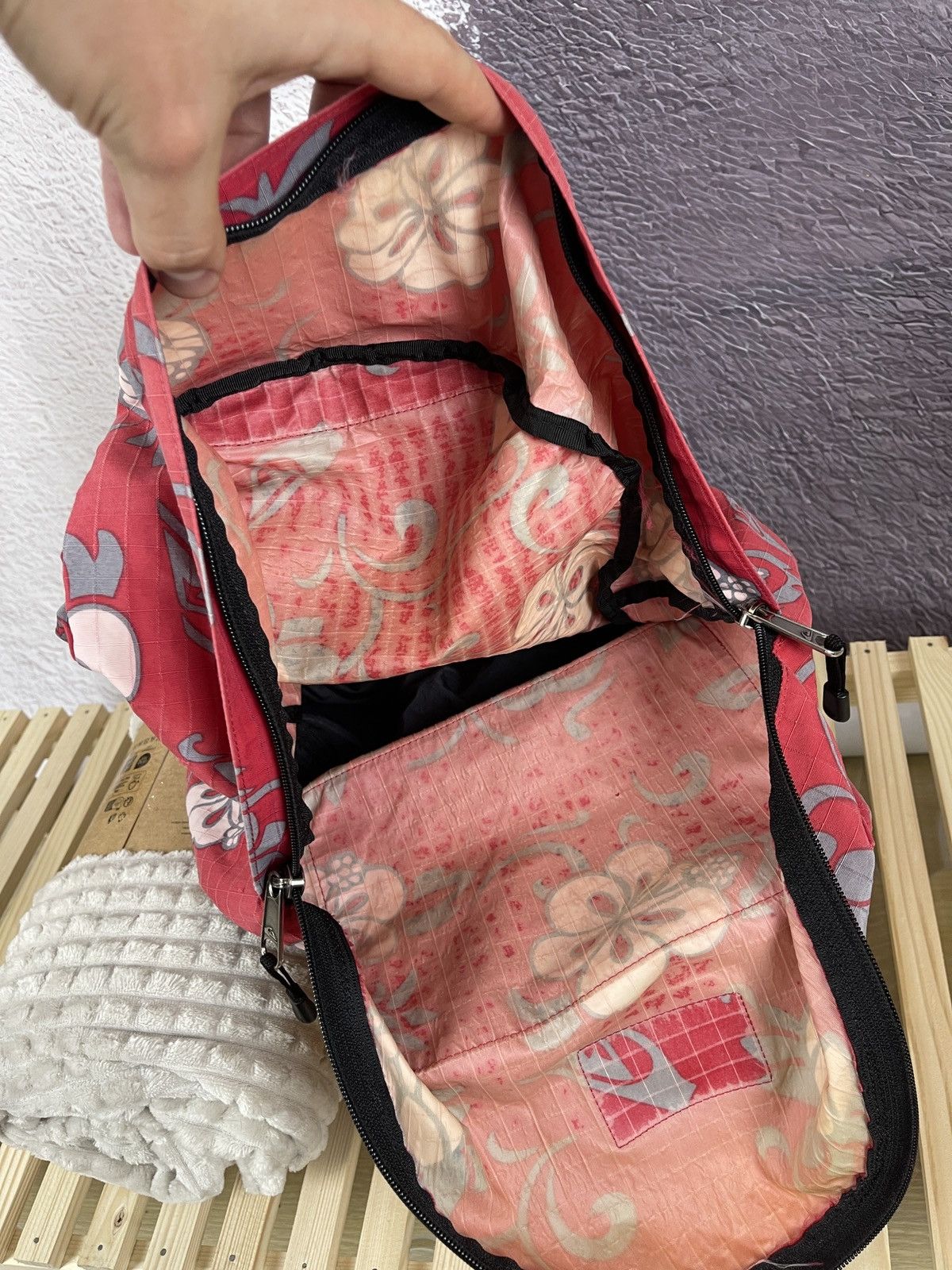 Quiksilver Quiksilver vintage red faded flower pattern backpack Size ONE SIZE - 12 Thumbnail