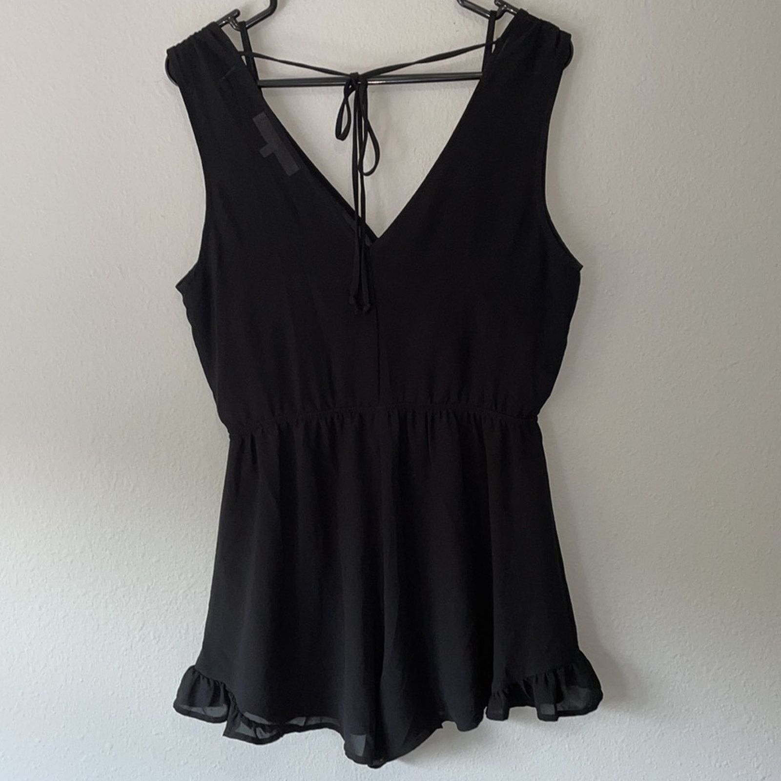 ASTR The Label ASTR Black Romper S Lined Sleeveless Ruffle Wide Leg Plunge Size 28" / US 6 / IT 42 - 4 Thumbnail