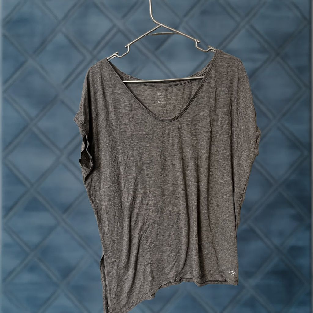 Vintage GapFit Breathe Gray V-Neck Short Sleeve Top Shirt M Women Athletic Gym Activewear T-Shirt Slim Fit 90s Style Size M / US 6-8 / IT 42-44 - 1 Thumbnail