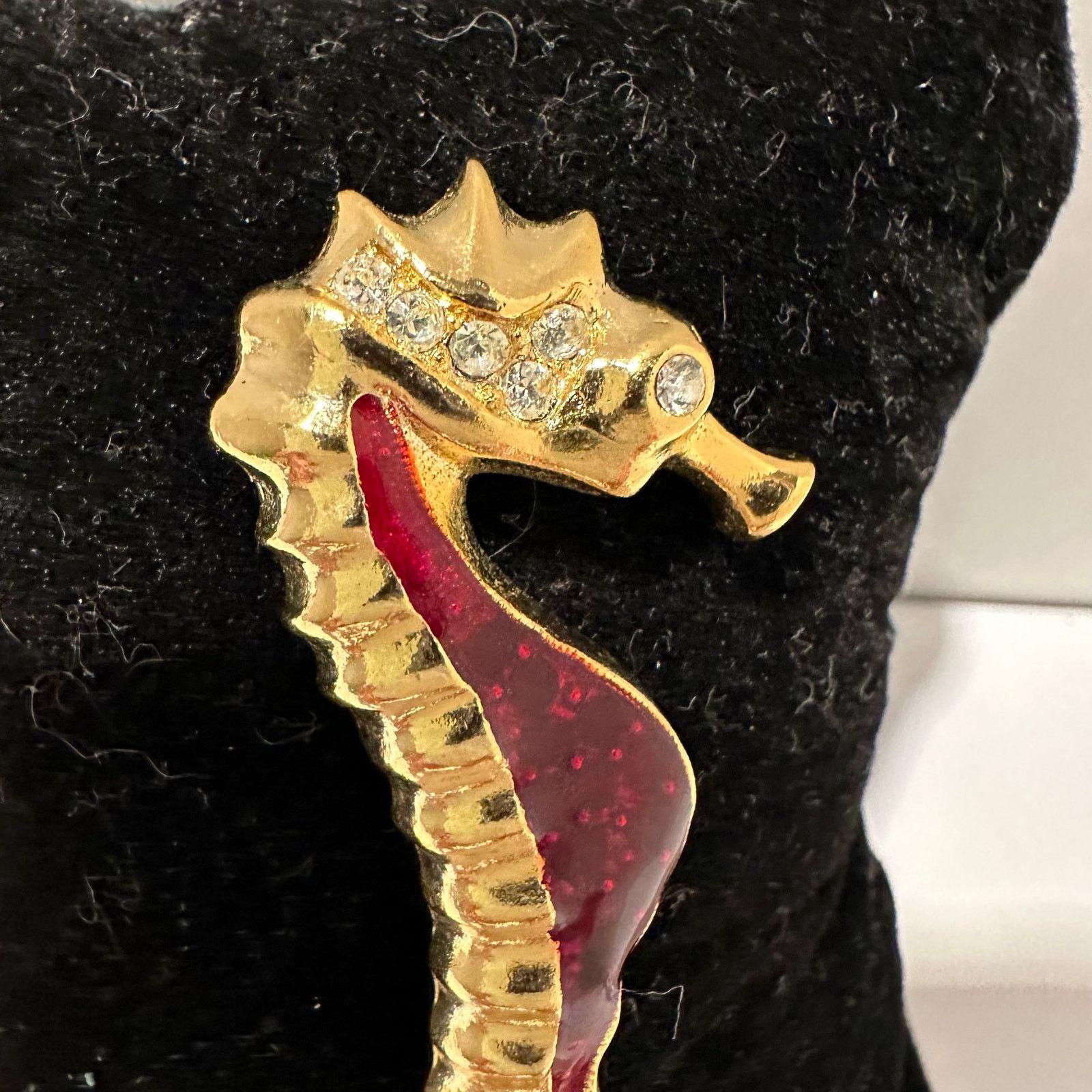 The Unbranded Brand VTG Seahorse Brooch Gold Tone Red Enamel Clear Rhinestones Size ONE SIZE - 7 Thumbnail