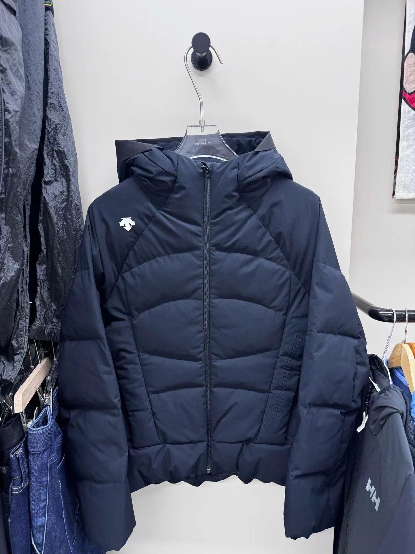 Descente "Descente Womens Short Hooded DownCoat Black L" Size L / US 10 / IT 46 - 1 Thumbnail