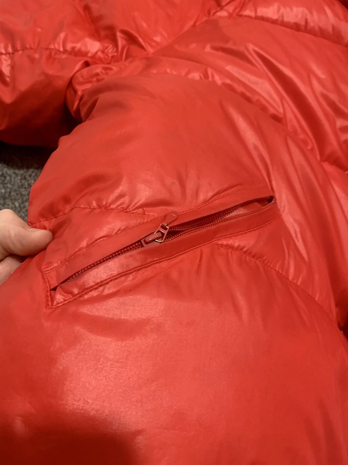 Moncler Vintage Red Moncler Puffer Logo Patch Jacket Size US L / EU 52-54 / 3 - 3 Thumbnail