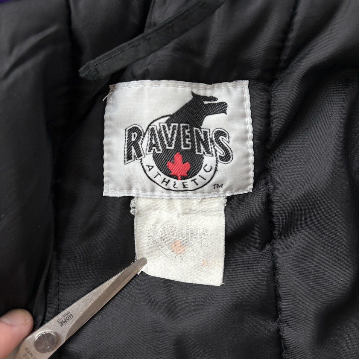 NBA 1994 Toronto Raptors Puffer Jacket Vintage NBA Raven Coat Size US XL / EU 56 / 4 - 8 Thumbnail