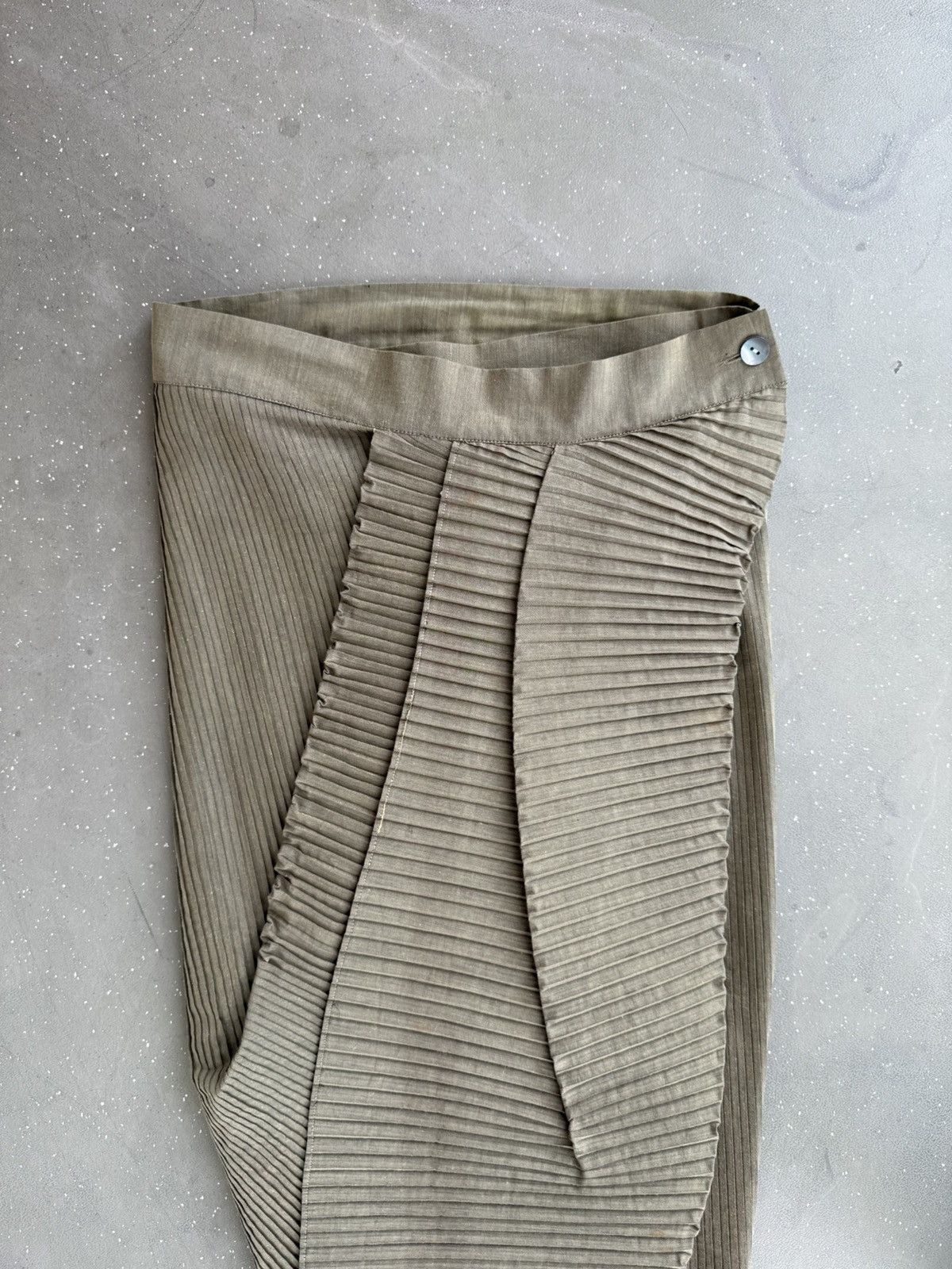 Romeo Gigli Romeo Gigli Pleated Skirt Size 28" / US 6 / IT 42 - 2 Thumbnail