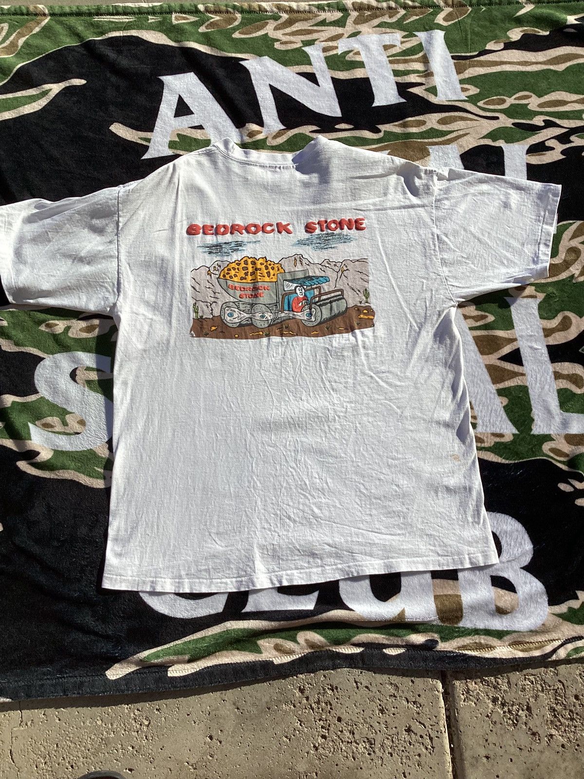 Hanes Vtg Flintstones Bedrock Stone single stitch USA adult XL Tee Size US XL / EU 56 / 4 - 1 Thumbnail