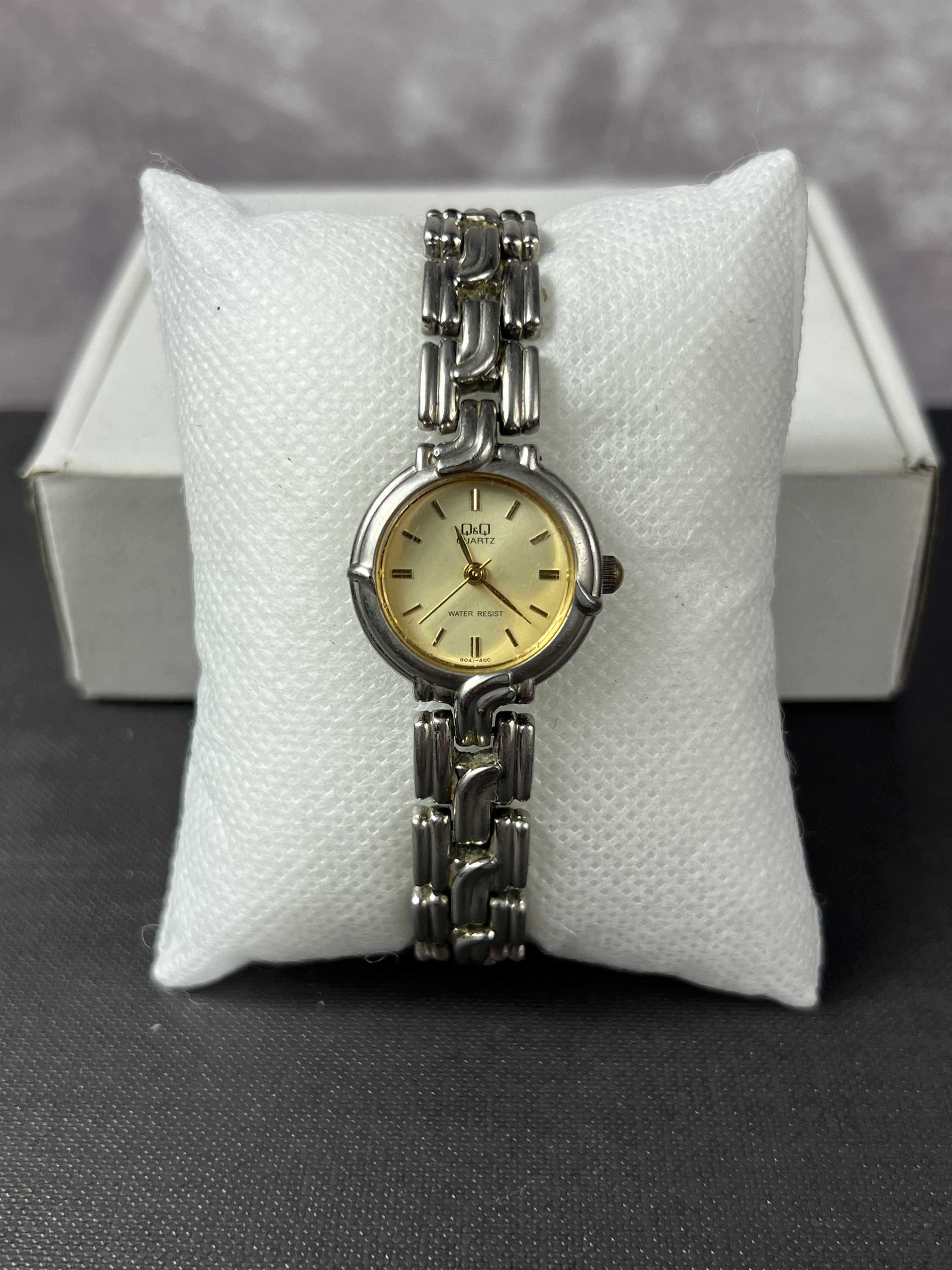 Vintage Futuristic Minimalistic Q&Q Japanese Style Bracelet Watch Size ONE SIZE - 2 Thumbnail