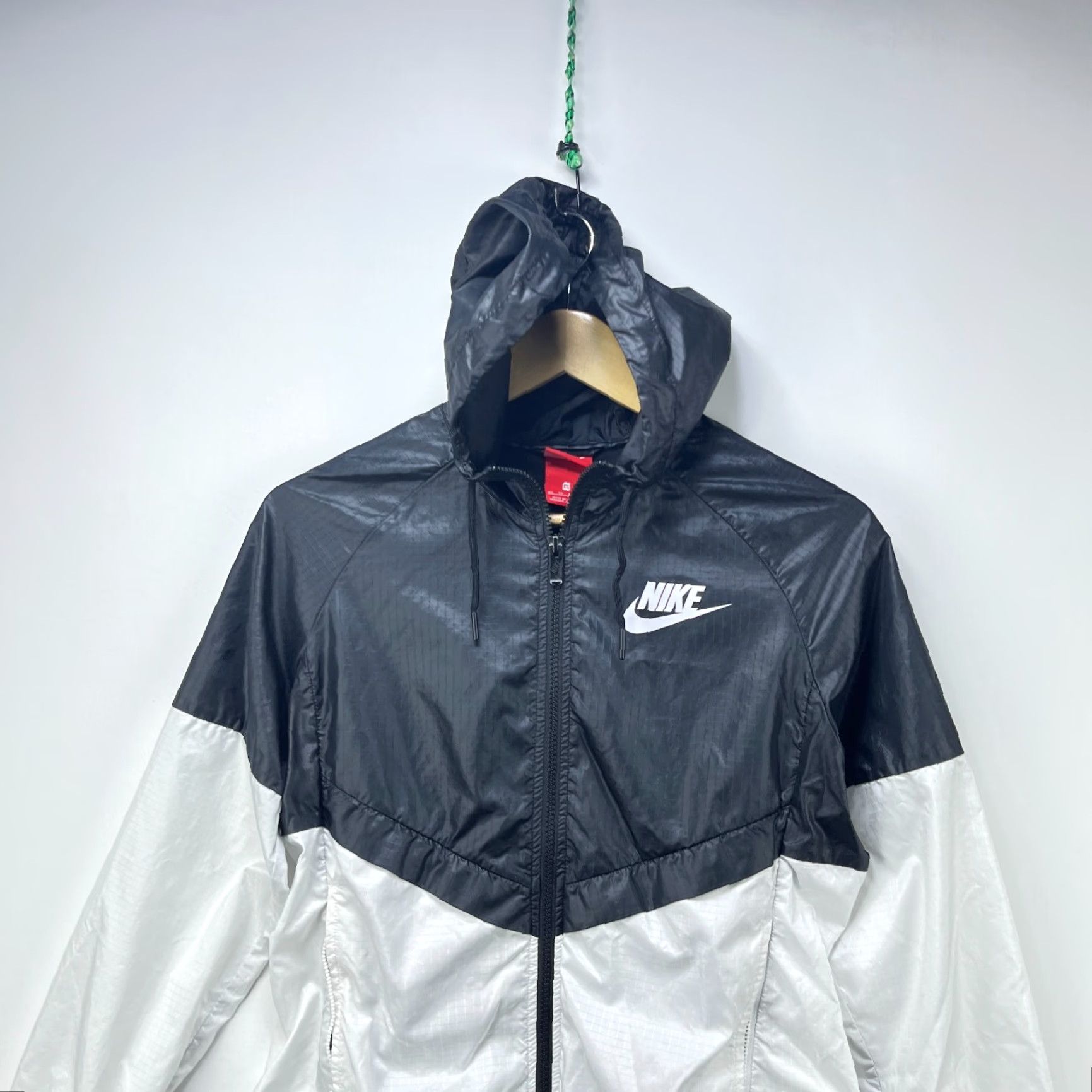 Nike VINTAGE Nike Windbreaker Jacket Womens XS Black Windbreaker XS Womens Nike Jacket Vintage Windbreaker Black XS Size XS / US 0-2 / IT 36-38 - 2 Thumbnail