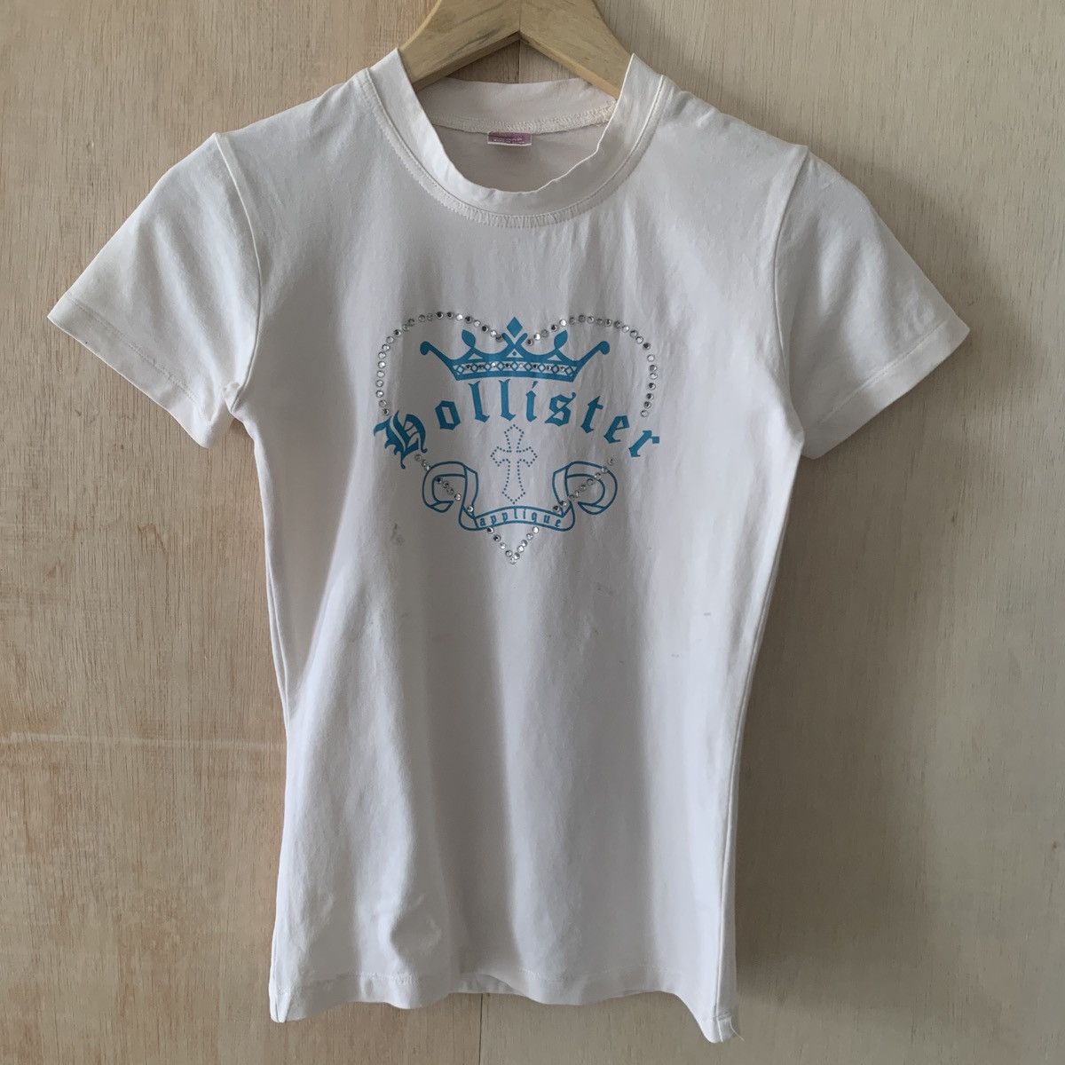Hollister y2k Hollister Gothic Font Cross Pattern Tee Size XS / US 0-2 / IT 36-38 - 1 Thumbnail