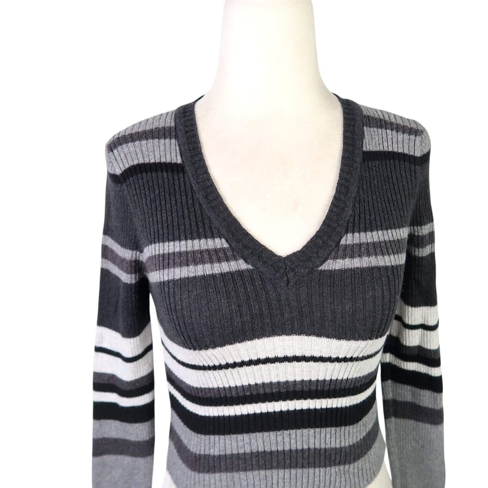 Brandy Melville Brandy Melville Grey Striped Rib Knit Long Sleeve Crop Sweater Size S / US 4 / IT 40 - 2 Thumbnail