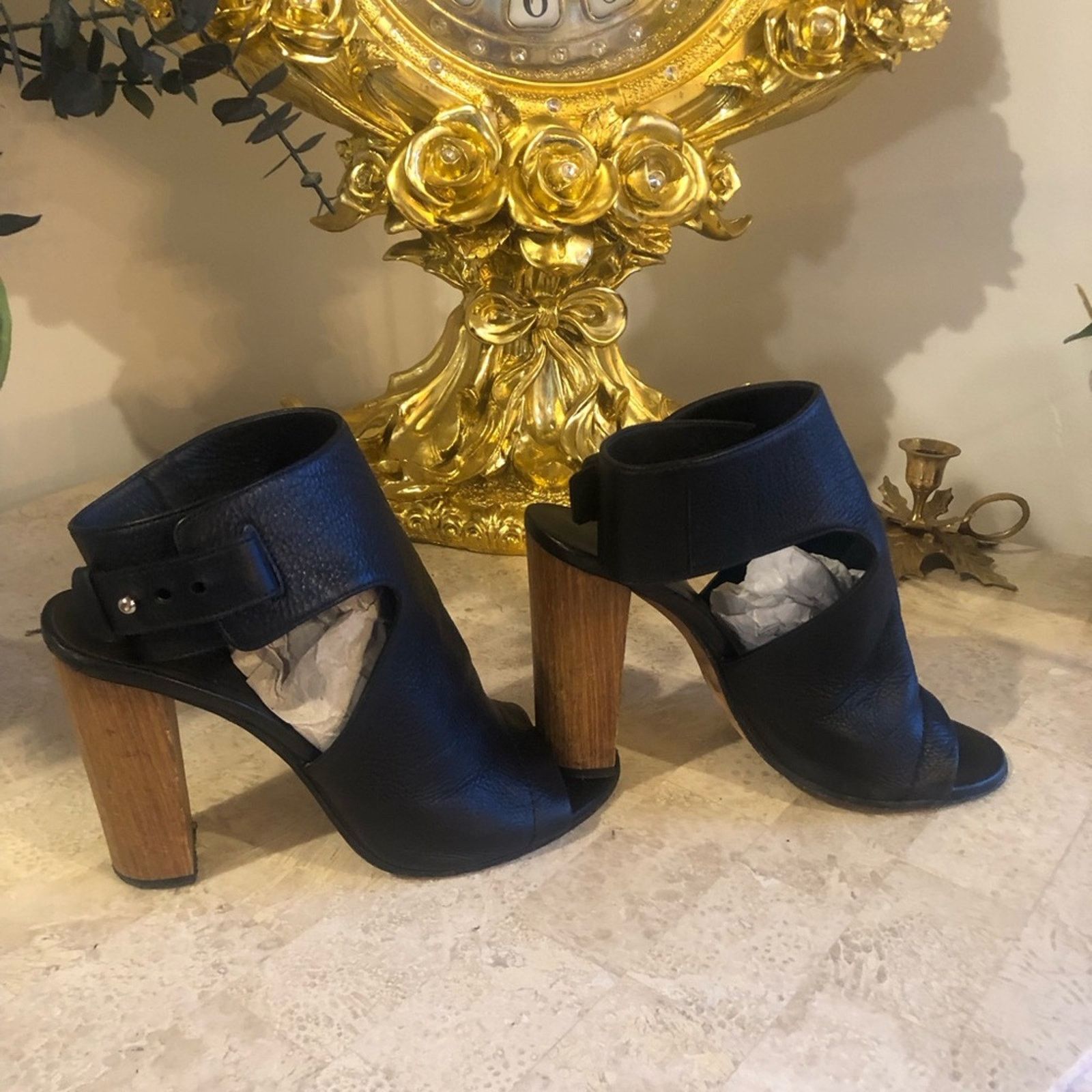 Vince Vince. Open heal leather strap thick heel Size US 7.5 / IT 37.5 - 15 Thumbnail