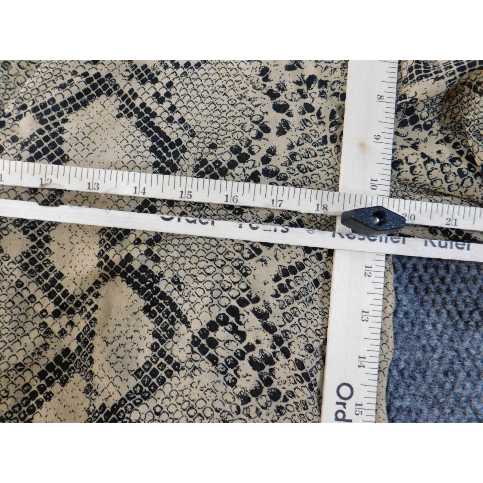 Zara Zara Womens Button-Up Top M Beige Animal Print V-Neck Long Sleeve Regular Knit Cotton Polyester Modern Basic Womens Size M / US 6-8 / IT 42-44 - 7 Thumbnail