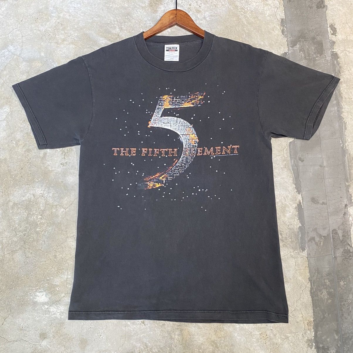 Vintage Vintage 90s Fifth Element Luc Besson Movie Promo Tee 1997 Size US L / EU 52-54 / 3 - 2 Thumbnail