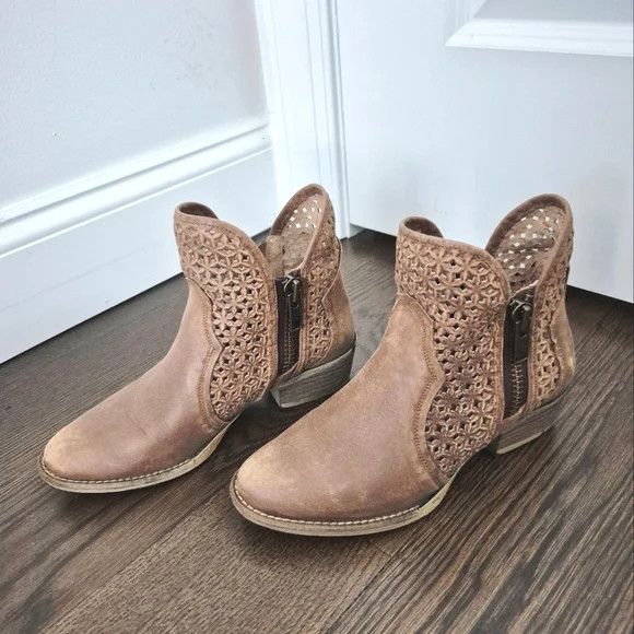 Corral Circle G Q5020 Camel Leather Cutout Shortie Boho Distressed Size US 8.5 / IT 38.5 - 8 Thumbnail