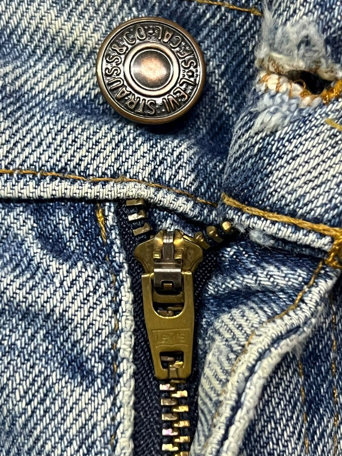 Levi's Loose Vintage 90s Levi’s 505-0217 USA - Faded Light Wash Size US 37 - 11 Thumbnail