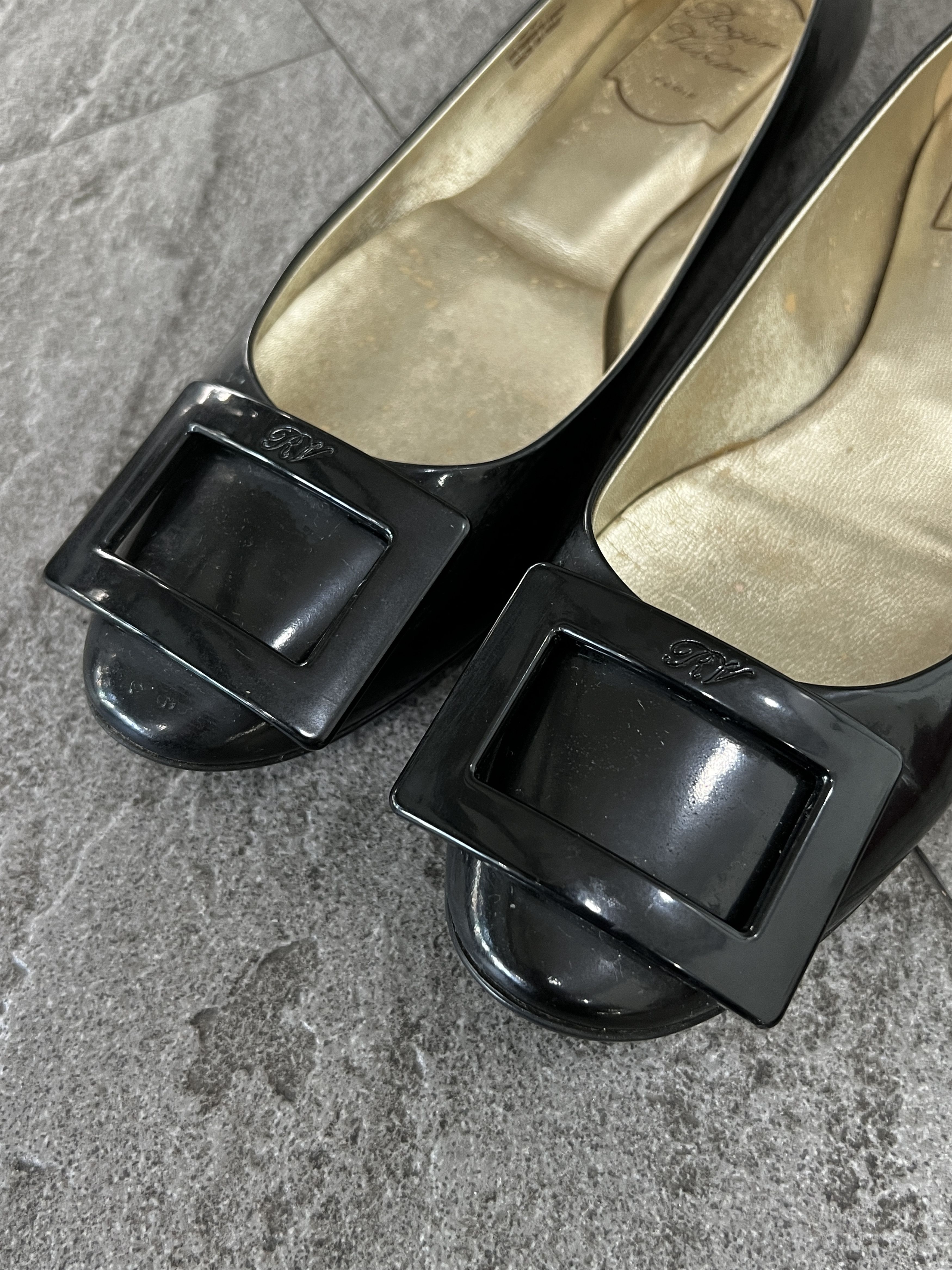 Roger Vivier Roger Vivier Gommette Patent Flats Black EU37 Size US 7 / IT 37 - 7 Thumbnail