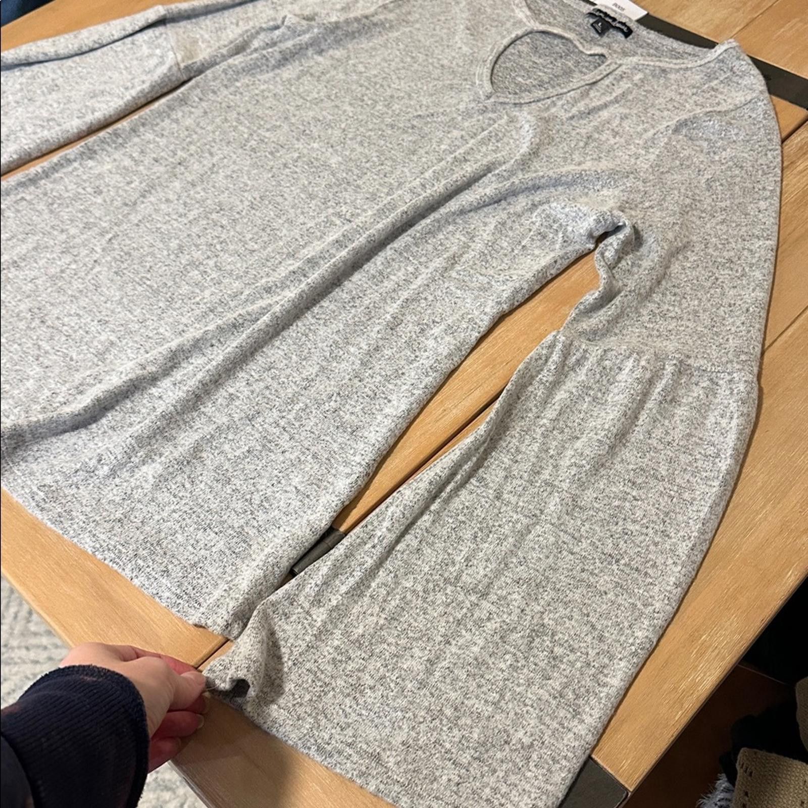 Other Alison Andrew’s Large Bell Sleeve Keyhole Long sleeve NWOT Size L / US 10 / IT 46 - 4 Thumbnail
