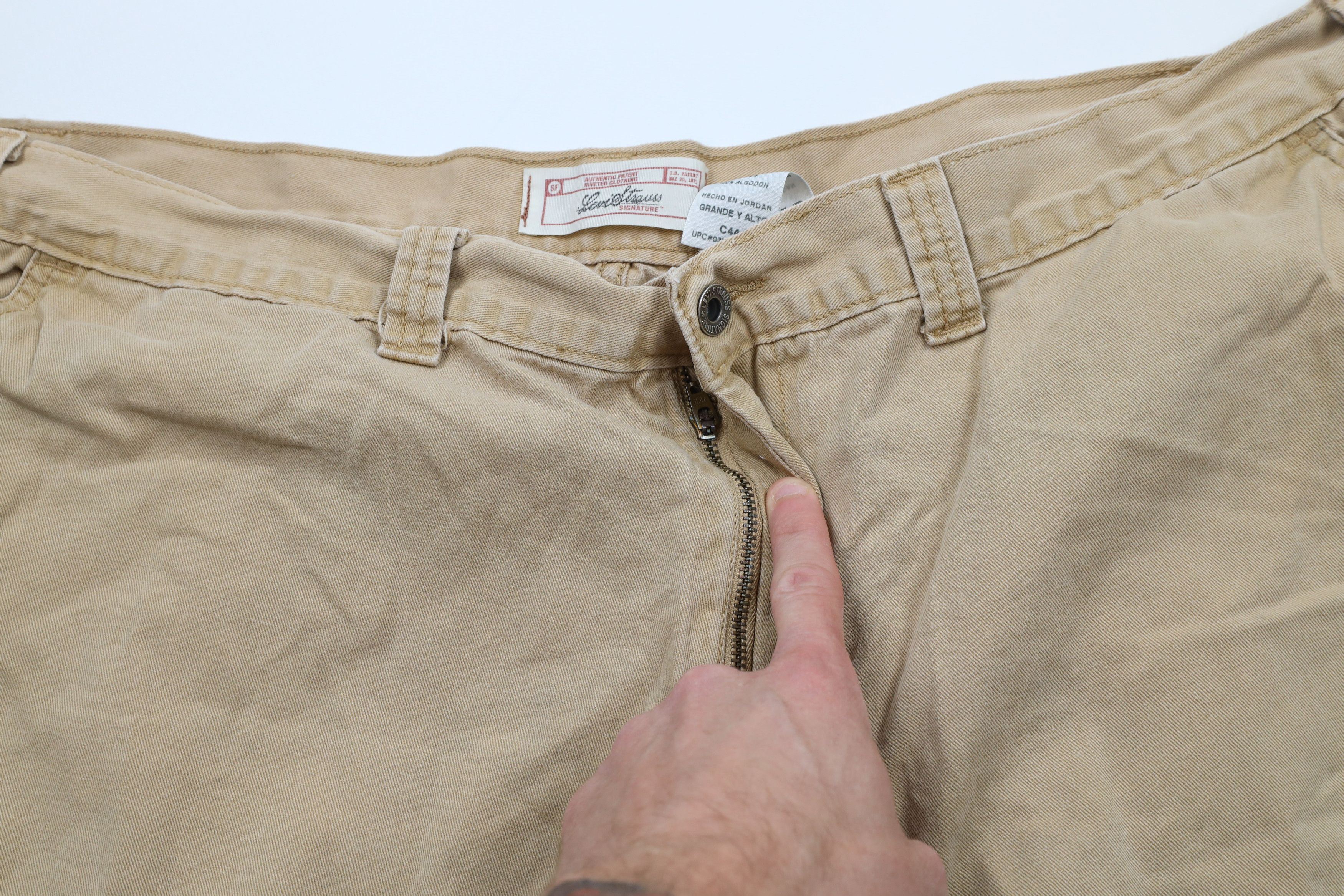 Levi's × Vintage Vintage Y2K 2004 Levis Faded Baggy Fit Cargo Shorts Beige Size US 44 / EU 60 - 7 Thumbnail
