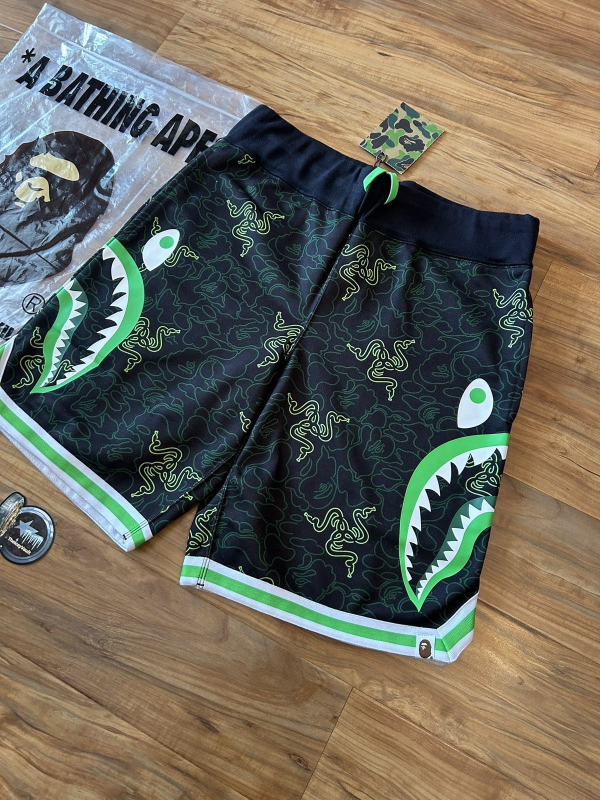 Bape NEW Bape x Razer Collab Side Shark Shorts Size US 30 / EU 46 - 3 Thumbnail