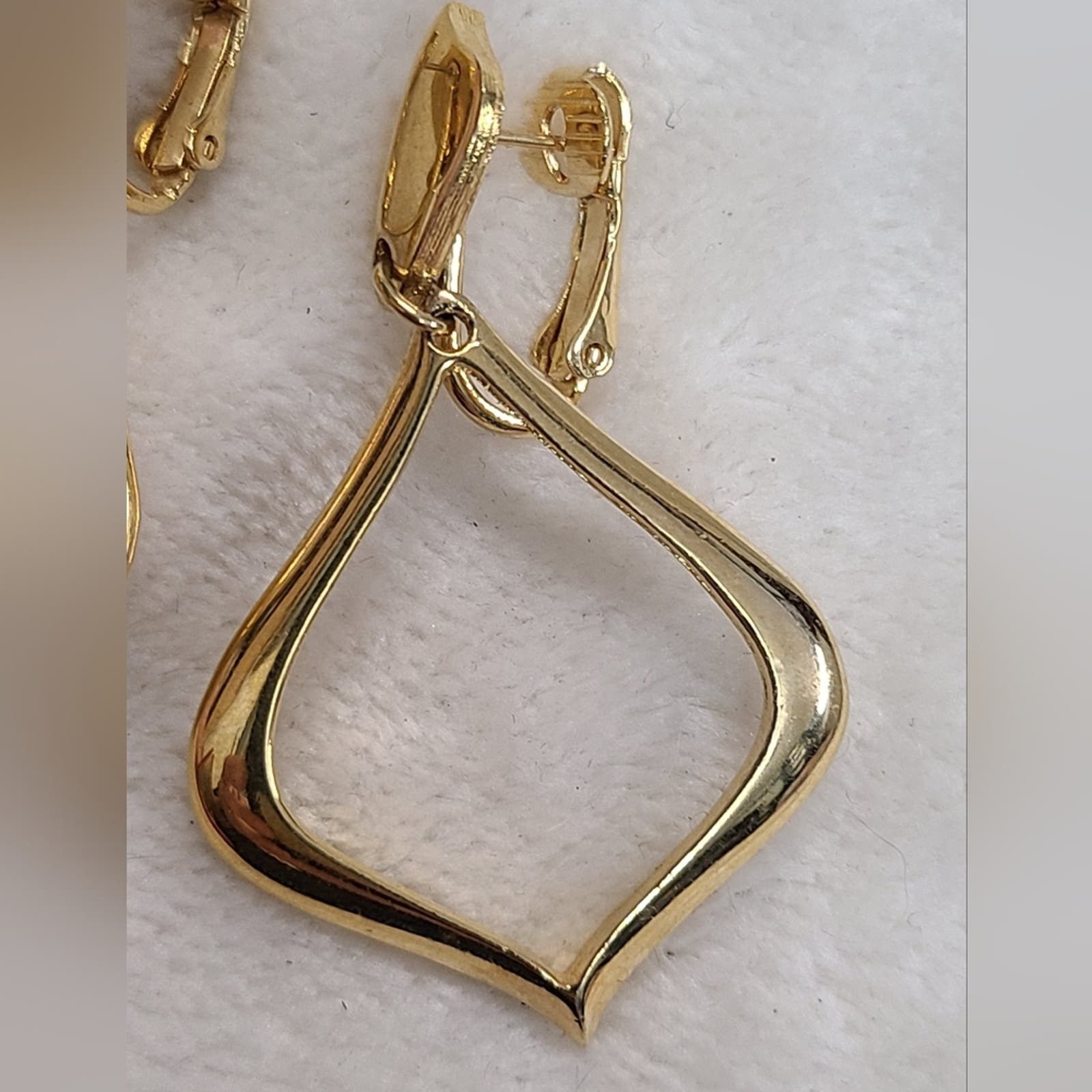 Vintage Trifari Gold Tone Dangle Earrings