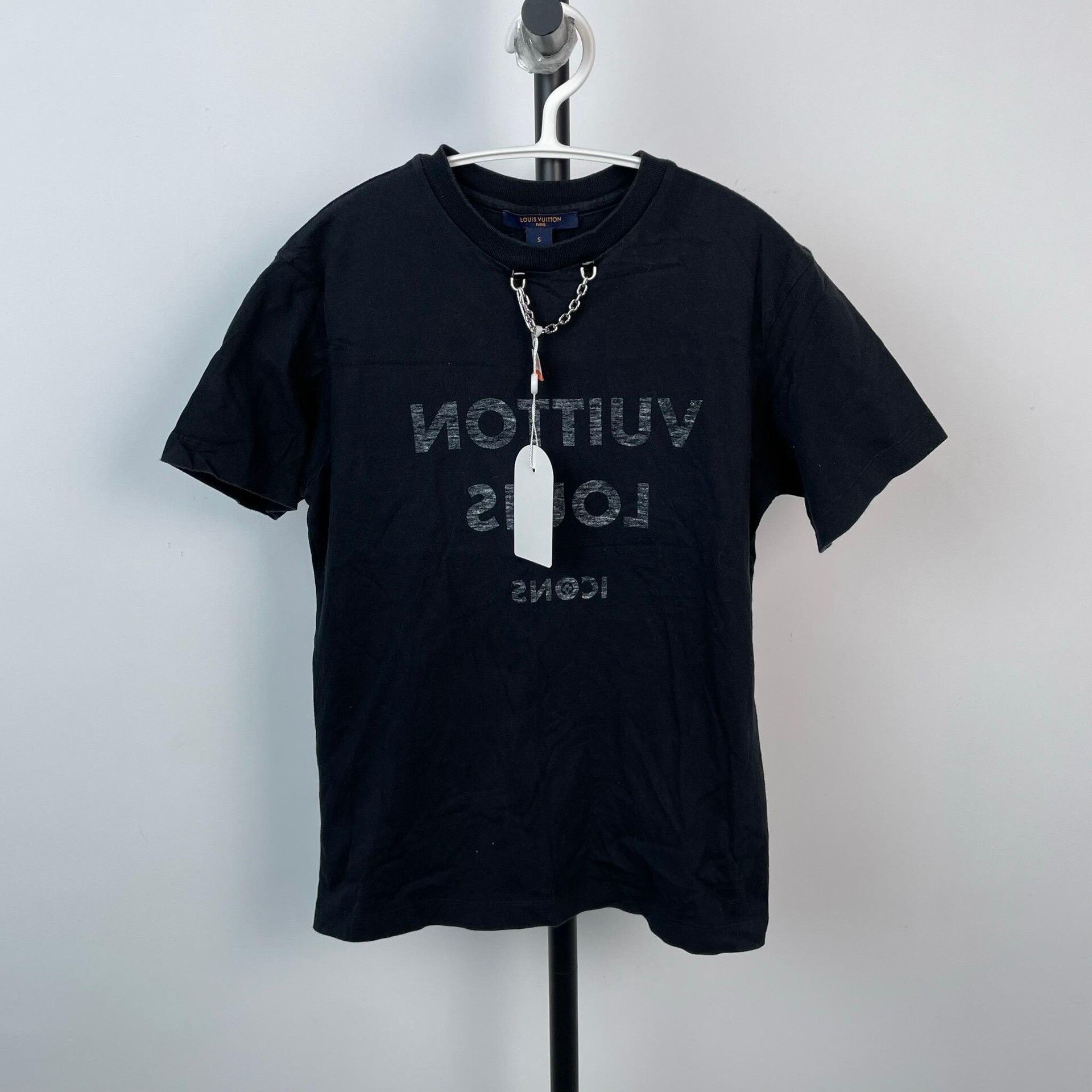 Louis Vuitton Louis Vuitton Black Chain Logo T-Shirt Size US S / EU 44-46 / 1 - 1 Thumbnail