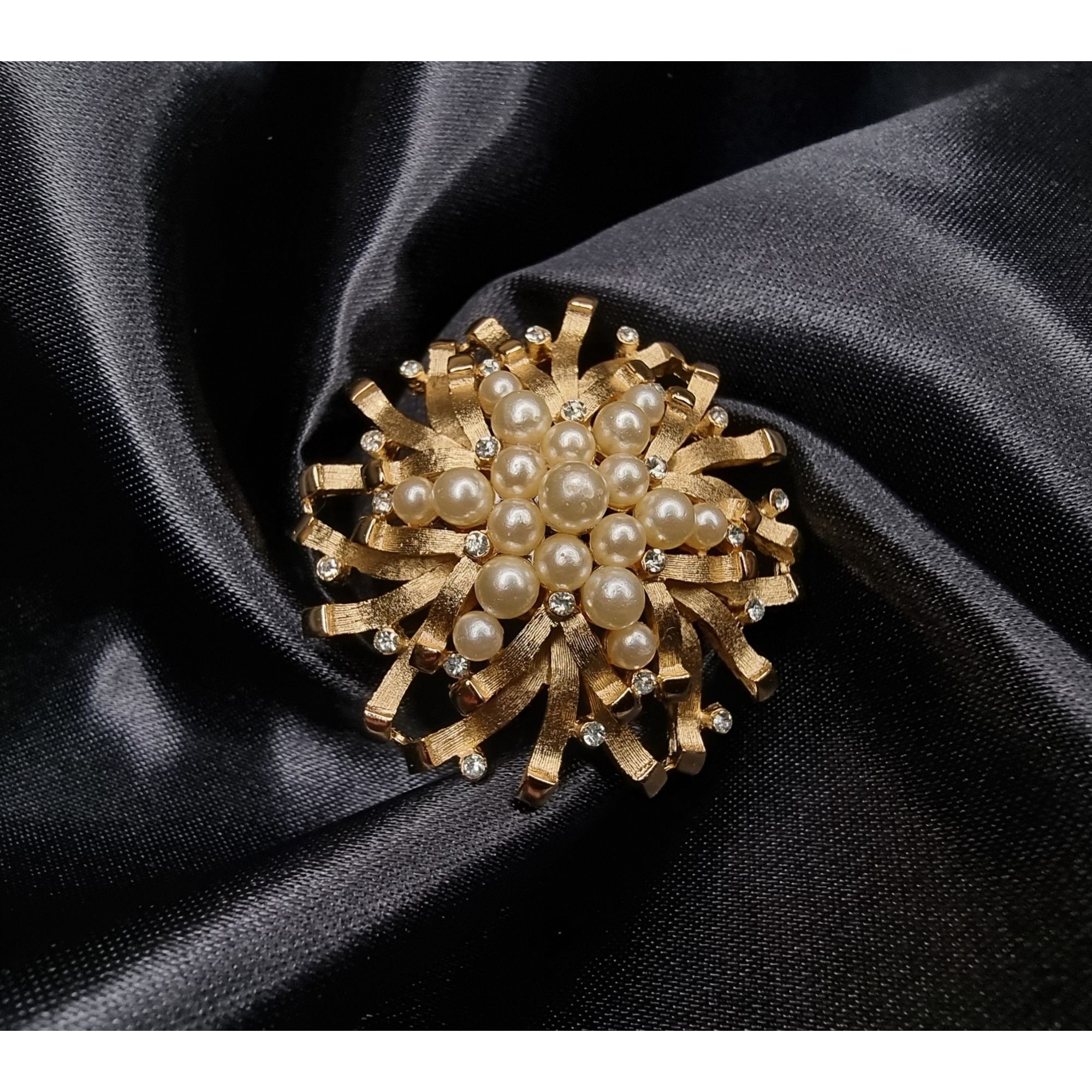 Vintage Vintage 1960s Trifari Gold-Tone Brooch W/ Faux Pearls & Rhin Size ONE SIZE - 1 Thumbnail