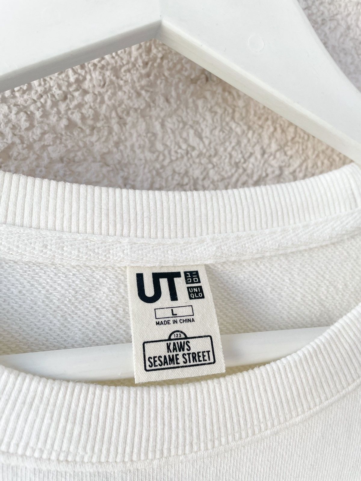 Kaws × Uniqlo Kaws x Uniqlo White Sweatshirt – Size L – Men Cartoon Faces Size US L / EU 52-54 / 3 - 7 Thumbnail
