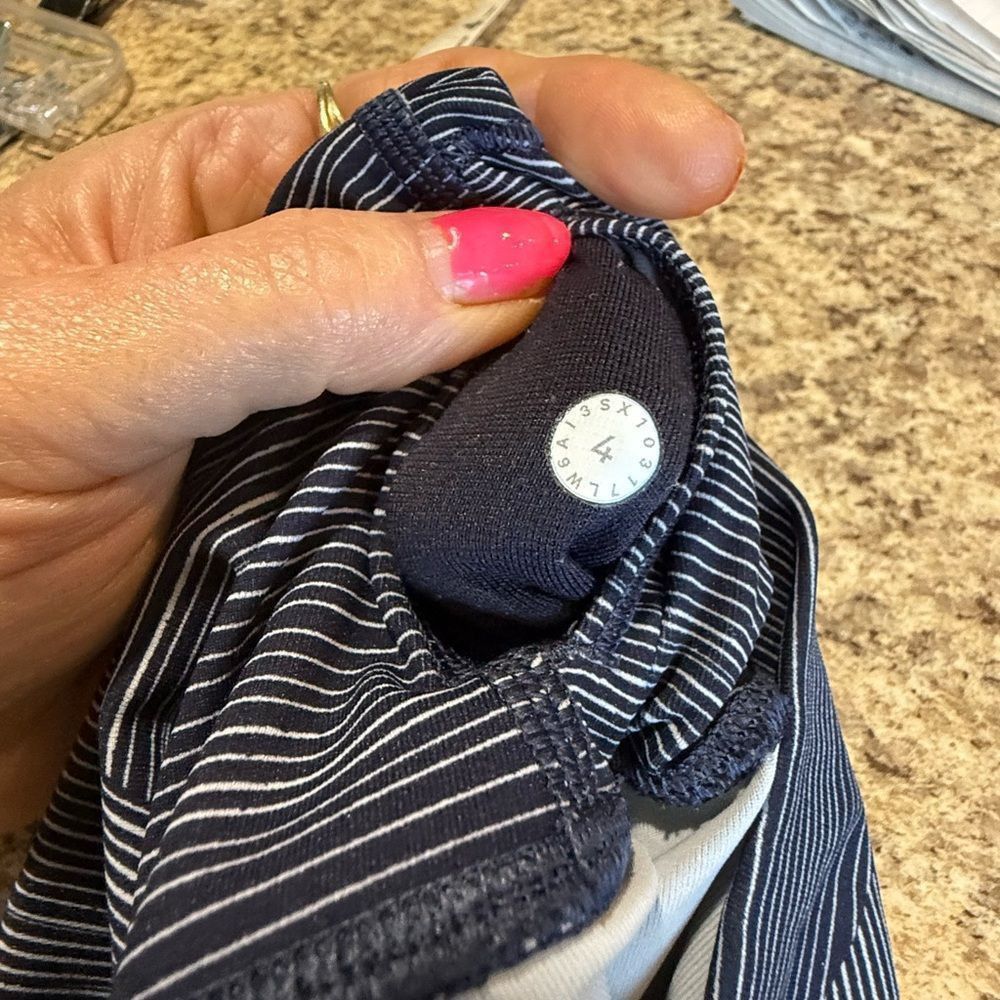 Lululemon lululemon athletica Blue Capri Pants Size 27" / US 4 / IT 40 - 9 Thumbnail