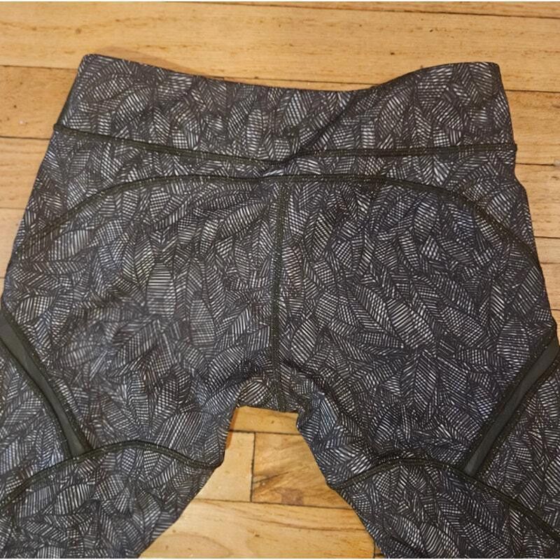 Designer Lululemon Women's Black & White Leaf Print Leggings - Size 8 Size 32" / US 10 / IT 46 - 2 Thumbnail